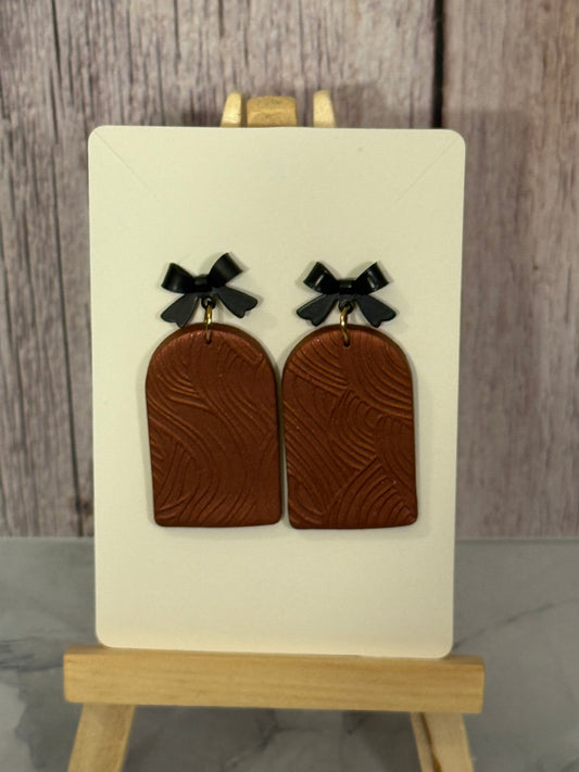 Maroon Textured Arches with Black Bow Tops